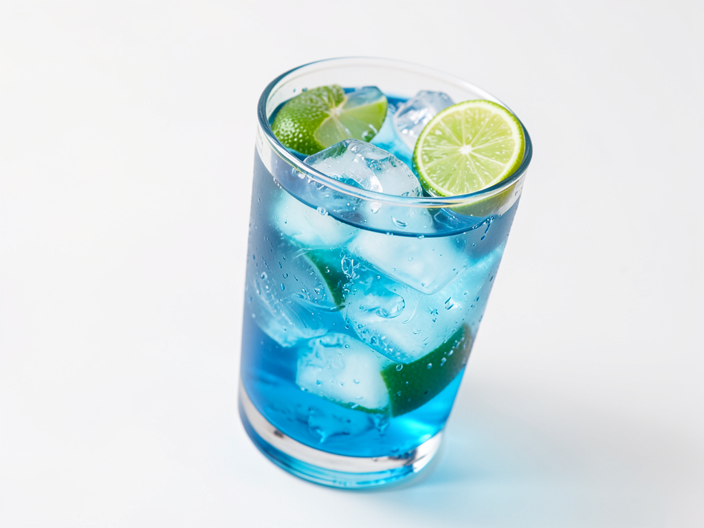 Коктейль Голубая лагуна Безалкогольный коктейль Голубая лагуна со льдом, лимоном и лаймом