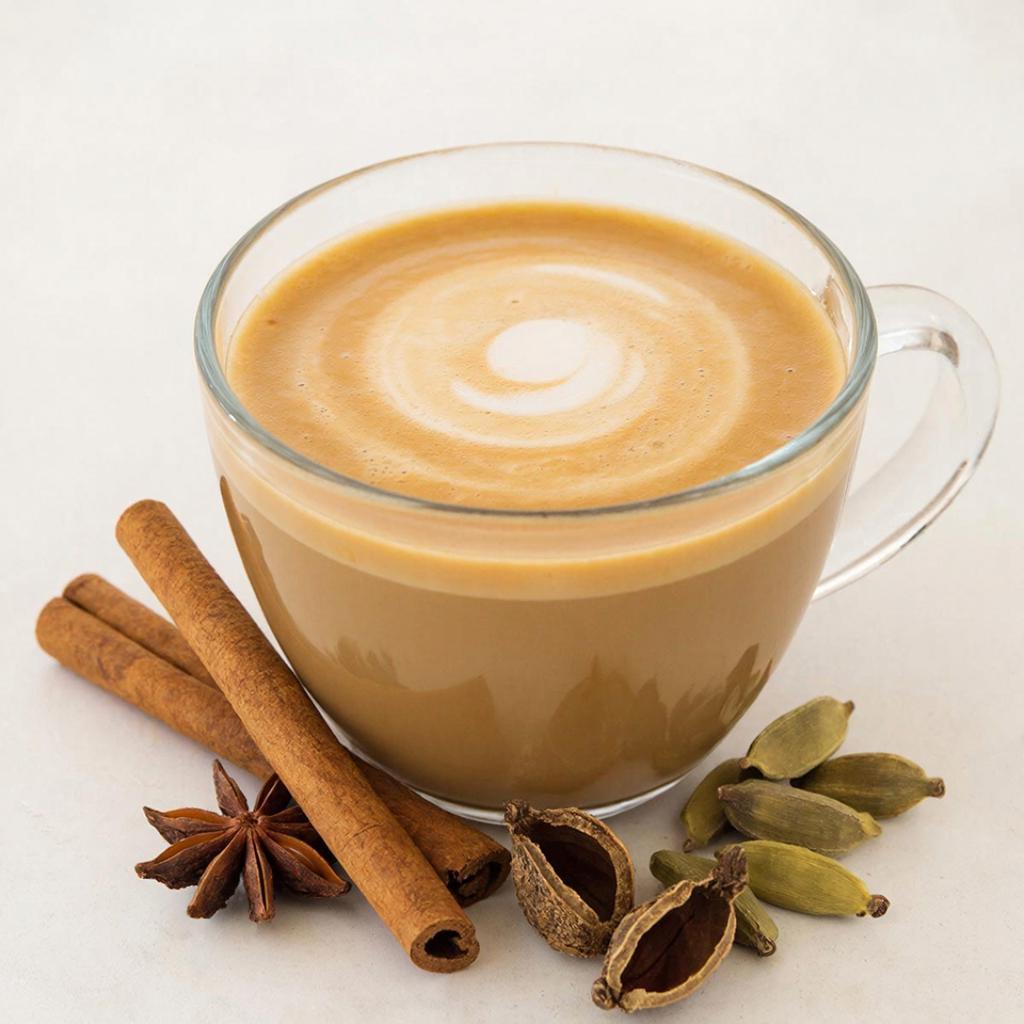 Латте с карри Латте с карри на миндальном молоке с корицей и анисом в чашке