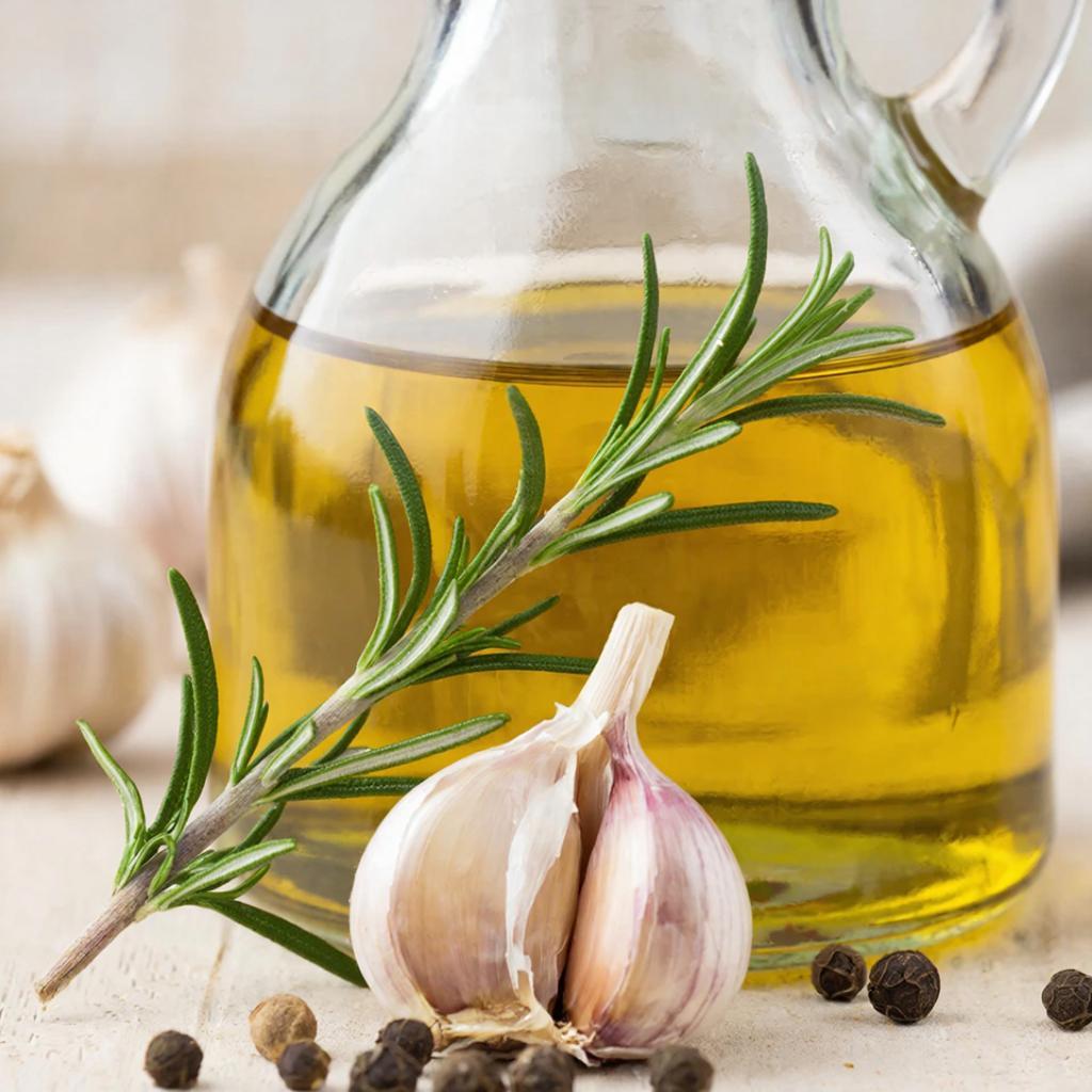 Масло с розмарином и чесноком Оливковое масло с розмарином, чесноком и черным перцем в бутылке