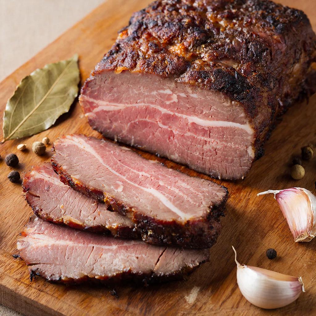 Домашняя пастрами Пастрами из говяжьей грудинки с пряной корочкой, нарезанная тонкими ломтиками