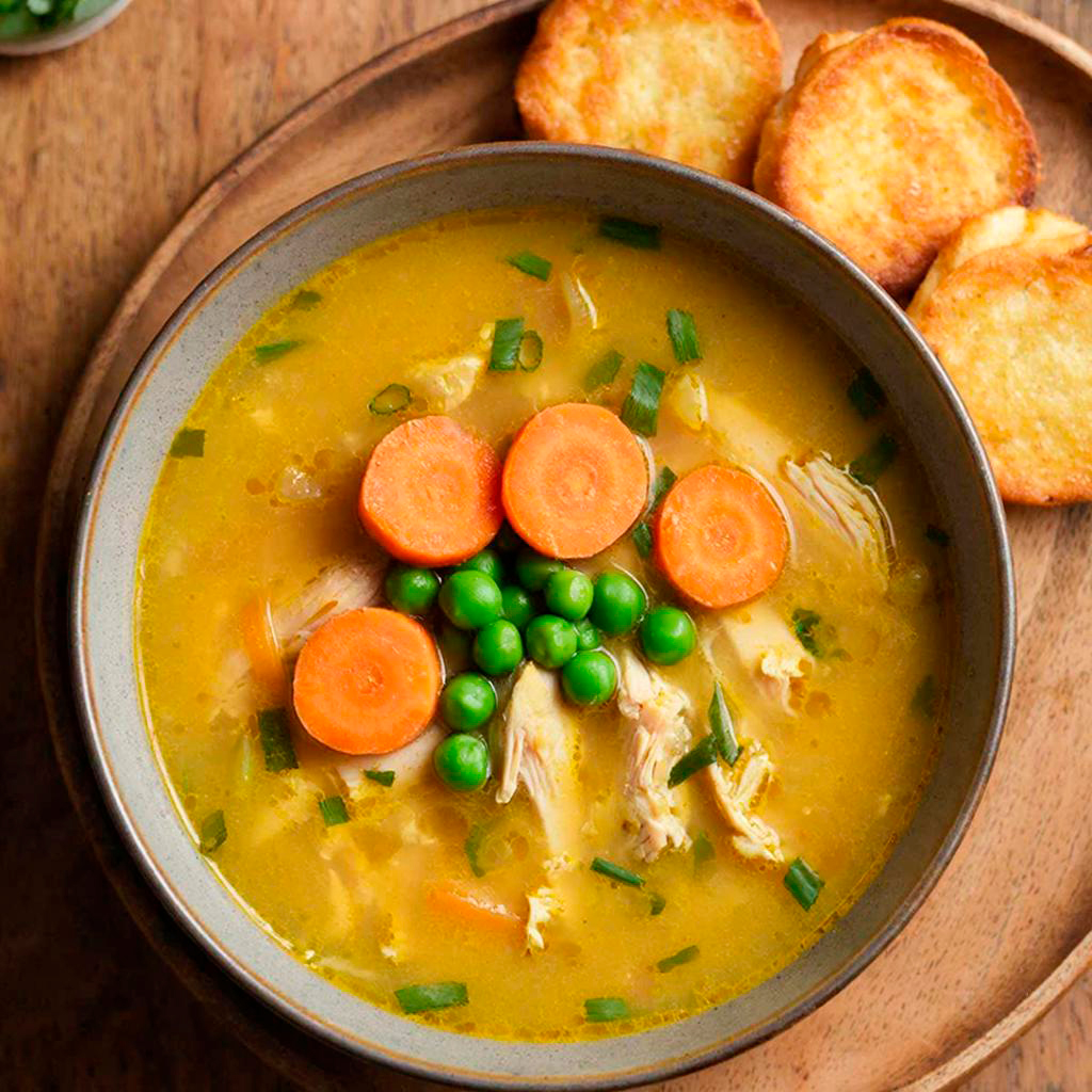 Подача горохового супа на курином бульоне подача горохового супа с курицей и зелёным луком