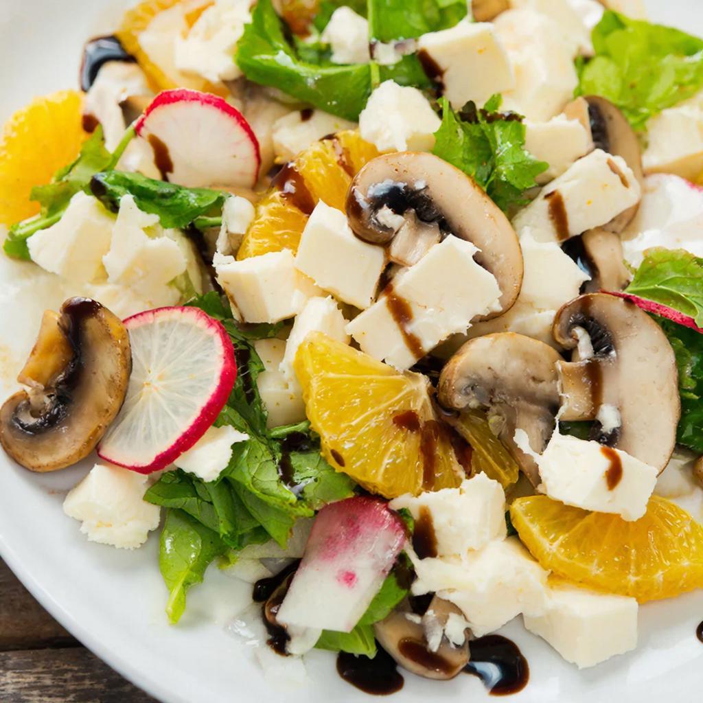 Подача салата с горгонзолой и шампиньонами Подача салата с горгонзолой, шампиньонами и цитрусовыми