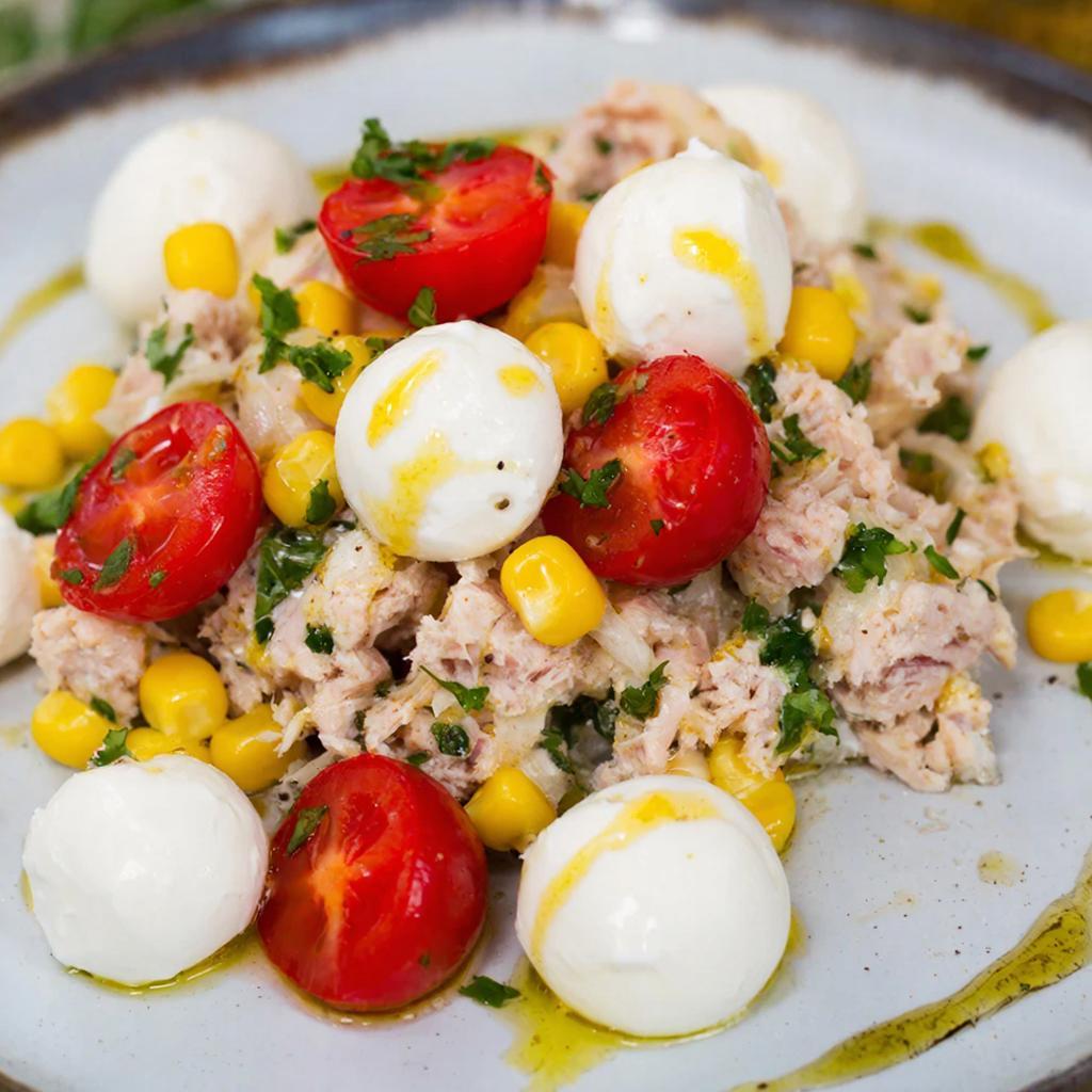 Подача салата с тунцом и моцареллой Подача салата с моцареллой, тунцом и черри