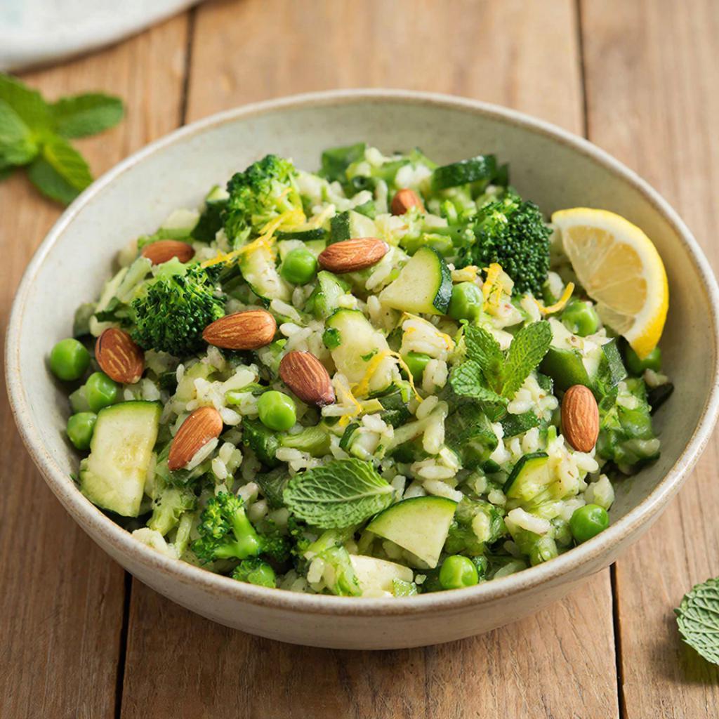 Постный салат с рисом, брокколи и миндалём Рис с зелёными овощами и орехами – постный веганский салат с брокколи и миндалём