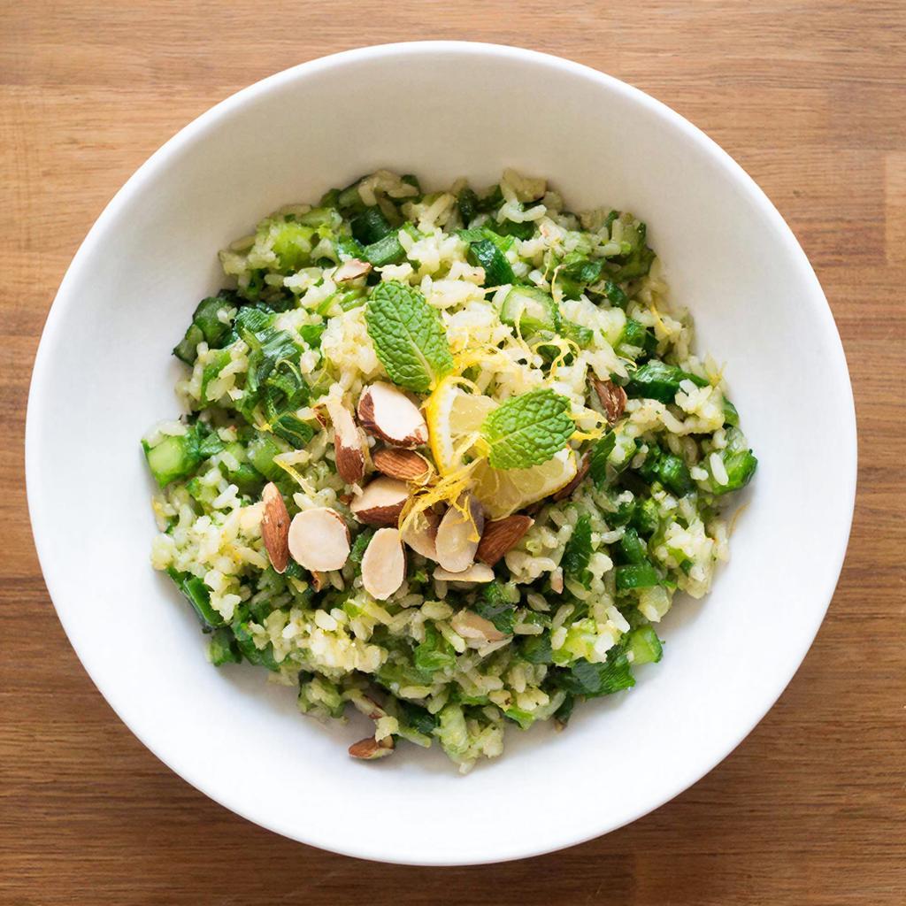 Подача постного салата с рисом и орехами Рис с зелёными овощами и миндалём – подача постного салата