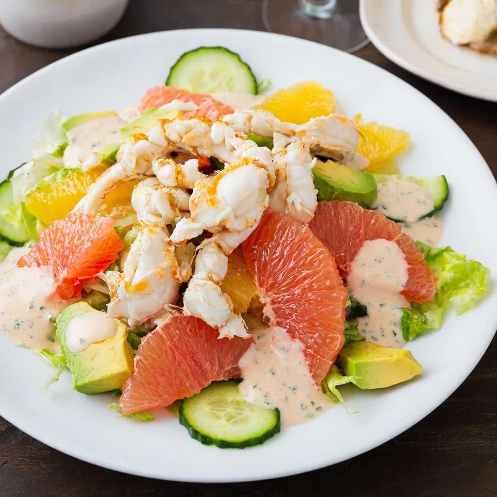 Салат из огурцов, грейпфрутов и краба – подача Салат из огурцов, грейпфрутов и краба с авокадо