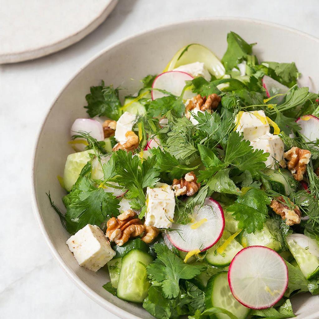Салат с редисом и грецким орехом Салат с огурцом, редисом и грецким орехом с фетой, зеленью и лимоном
