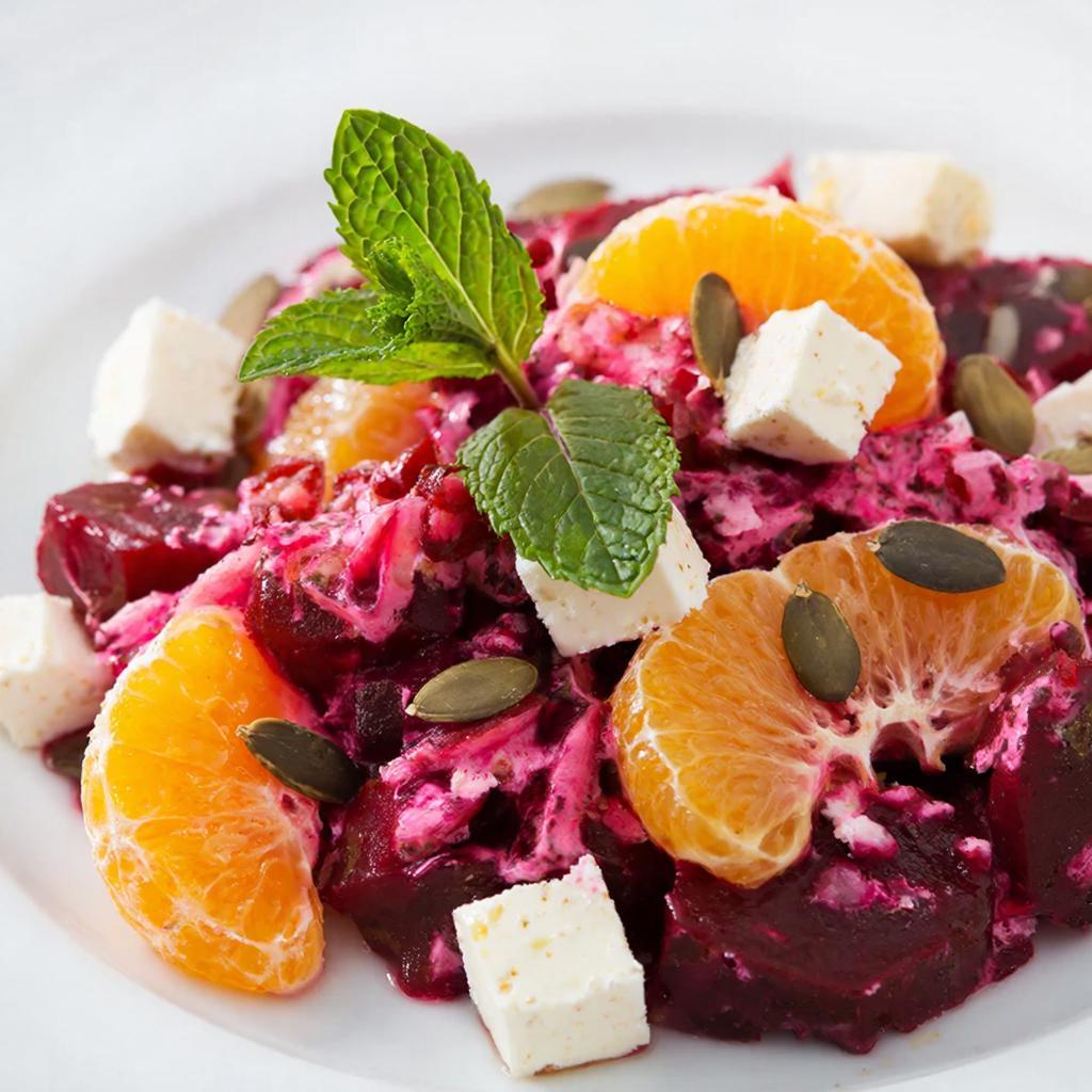 Салат со свеклой, фетой и апельсином – рецепт без майонеза салат со свеклой фетой и апельсином на белой тарелке