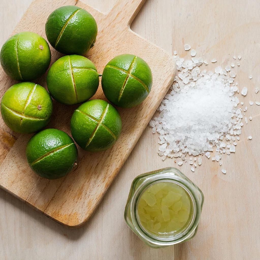 Подготовка лаймов Лаймы с глубокими надрезами и крупной солью перед укладкой в банку