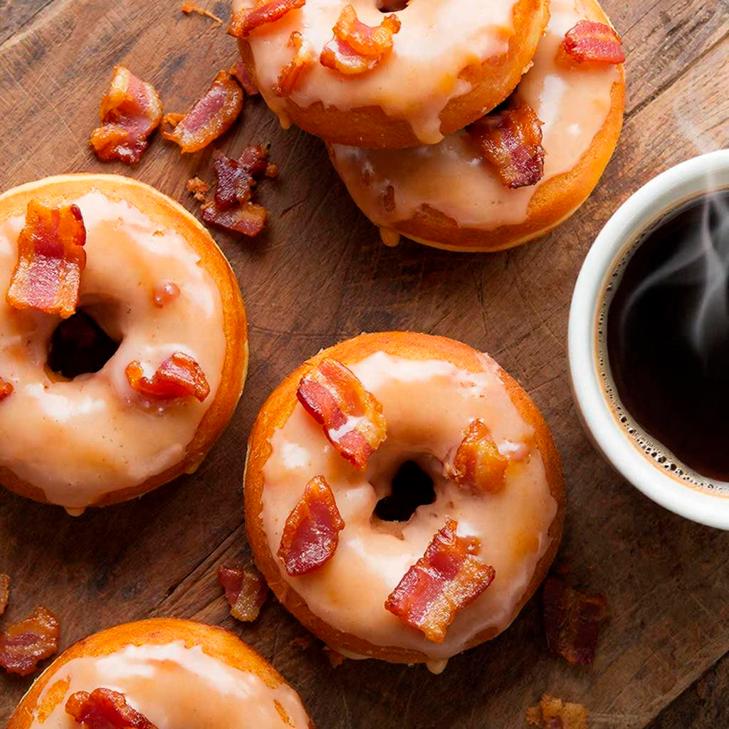 Глазированные пончики с беконом и кленовой глазурью крупным планом