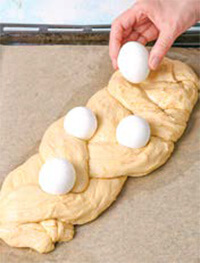 Рецепт приготовления косички из теста бриошь с крашеными яйцами – шаг 3