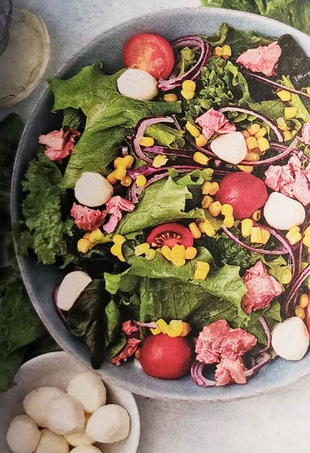 Салат с моцареллой, тунцом, кукурузой и черри