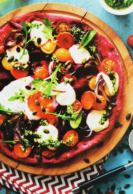 Овощная пицца на свекольном тесте