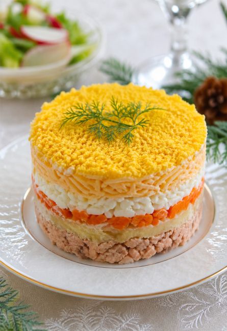 Салат мимоза с горбушей, сыром и овощами