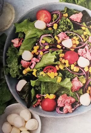 Салат с моцареллой, тунцом, кукурузой и черри