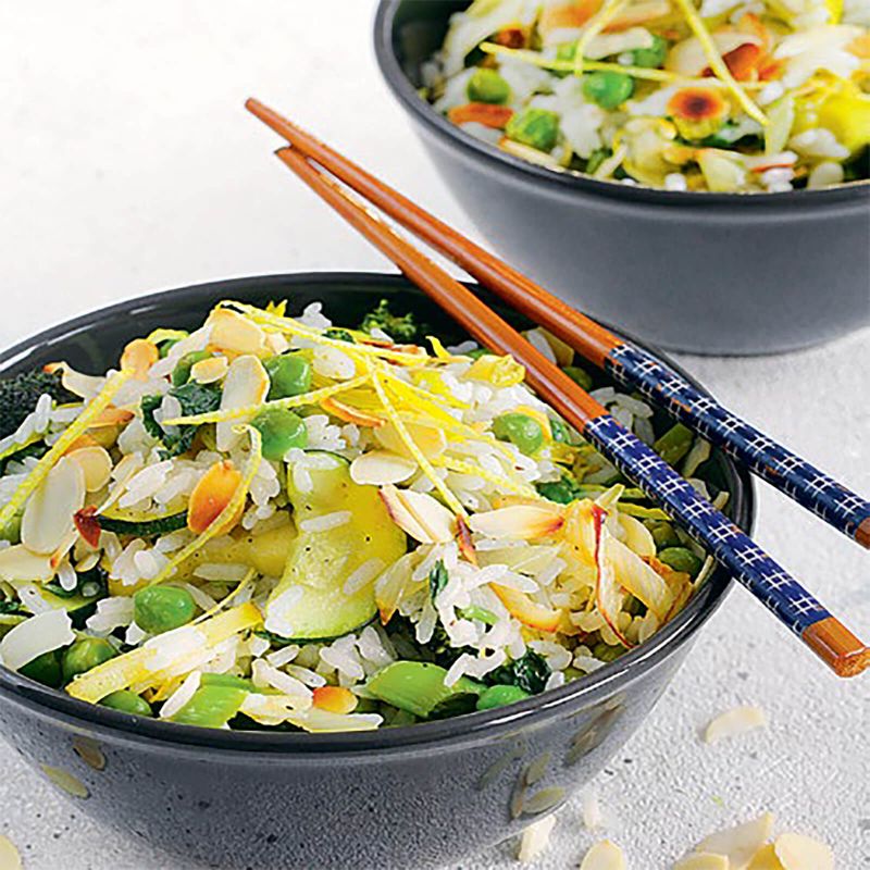 Рис с зелеными овощами и орехами