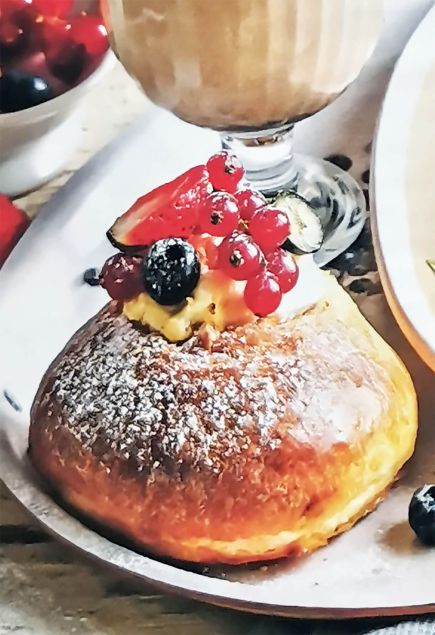 Бриошь с ягодами