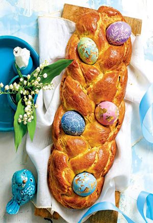 Косичка из теста бриошь с крашеными яйцами