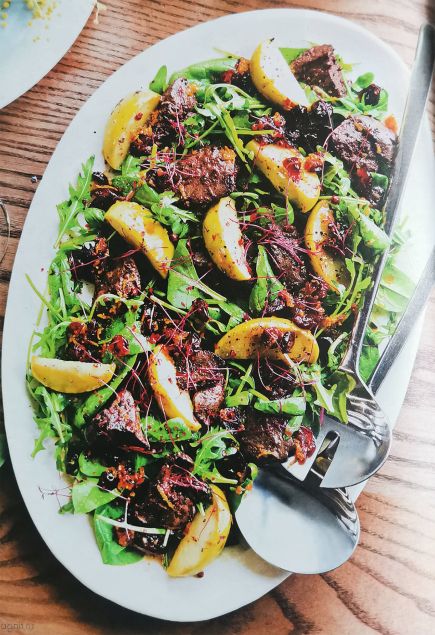 Теплый салат с куриной печенкой и яблоками