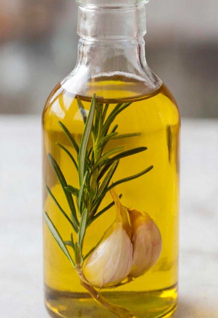 Масло с розмарином и чесноком