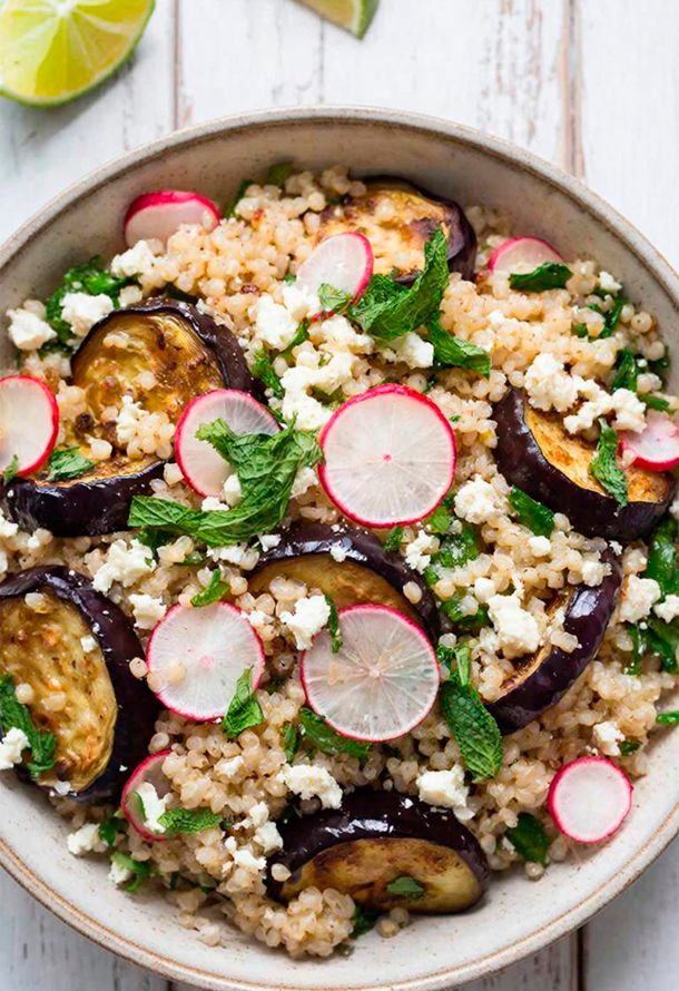 Салат с булгуром, баклажанами и редисом