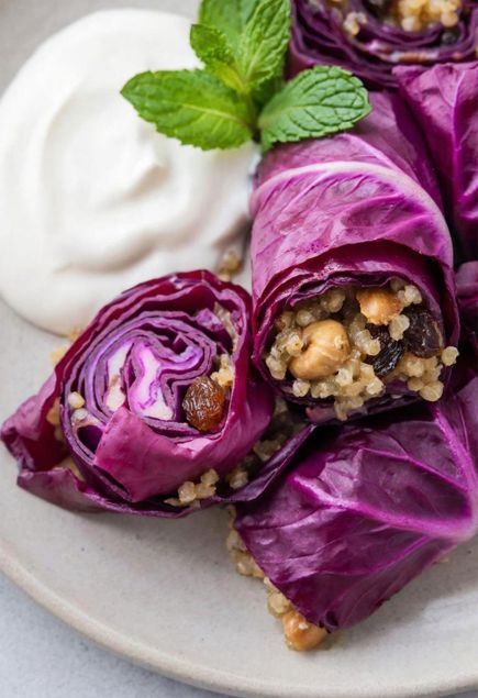 Рулетики из красной капусты с начинкой из булгура