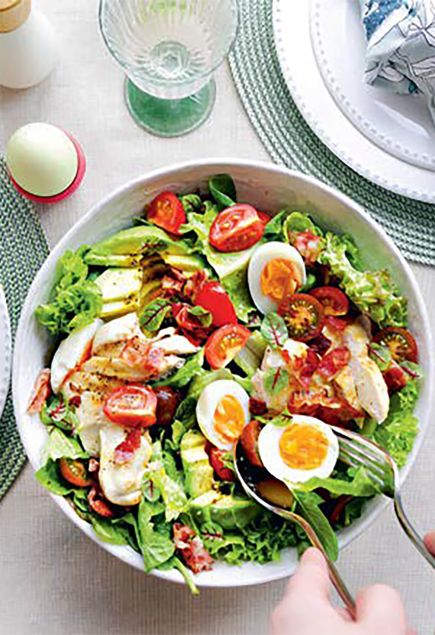 Салат с курицей и пасхальными яйцами