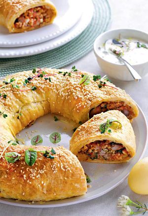 Мясной венок с зеленью