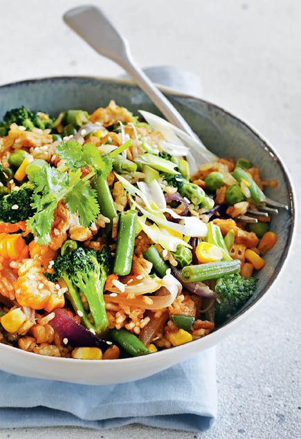 Стир-фрай с овощами, рисом и яйцом