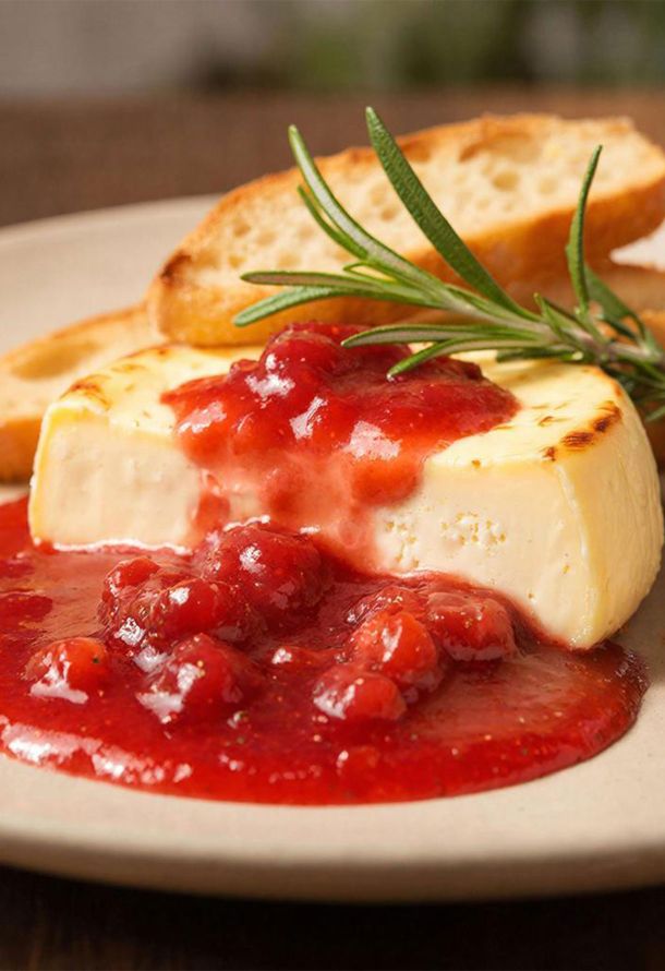 Запеченный камамбер с клубничным соусом