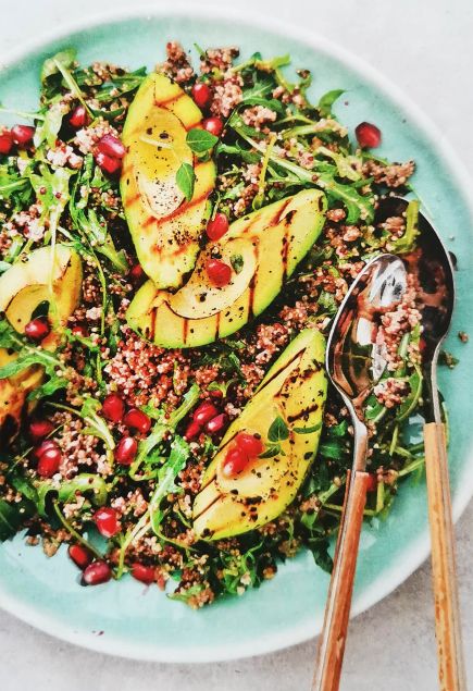 Салат с киноа, авокадо на гриле и гранатом