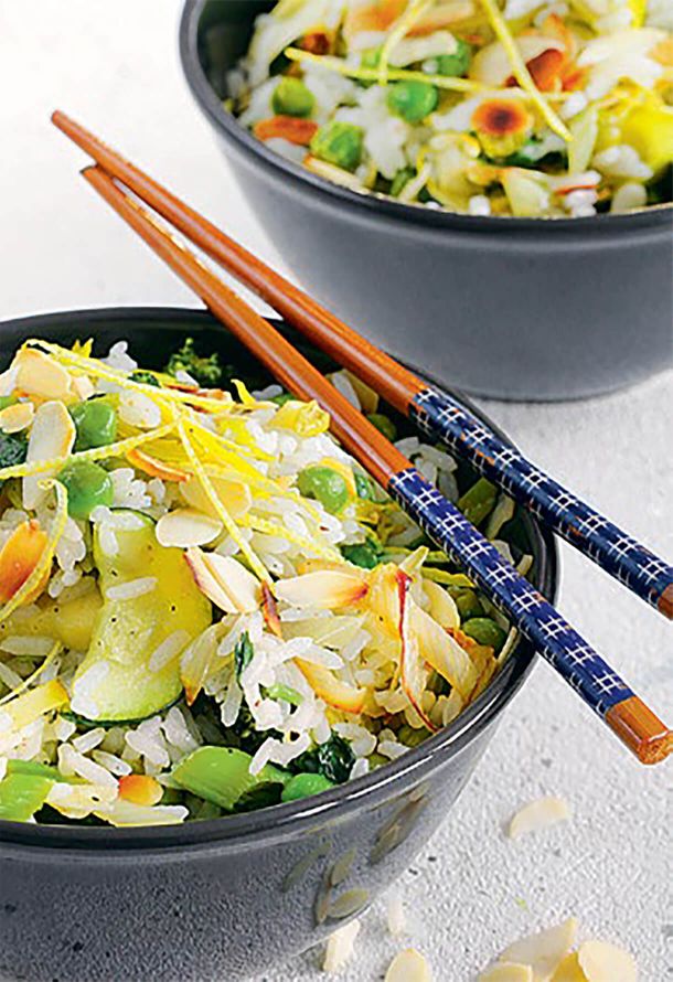 Рис с зелеными овощами и орехами