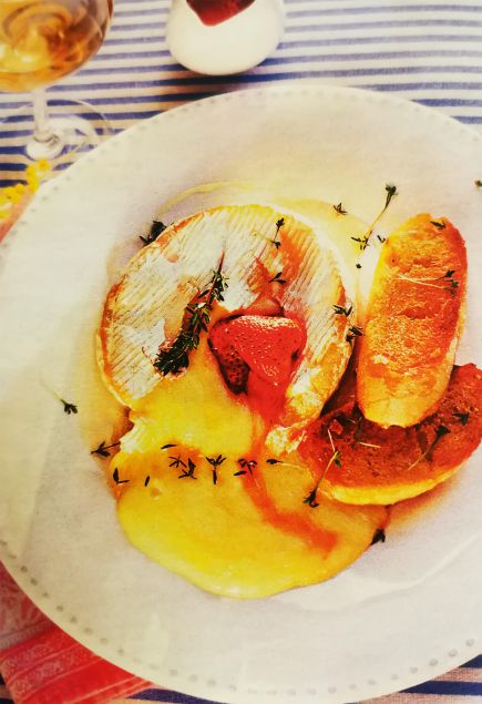 Запеченный камамбер с клубничным соусом