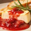 Запеченный камамбер с клубничным соусом