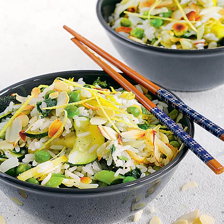 Рис с зелеными овощами и орехами