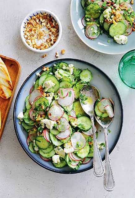 Салат с огурцом, редисом и грецким орехом