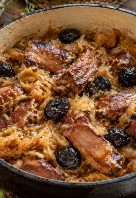 Бигос со свиными ребрами и черносливом