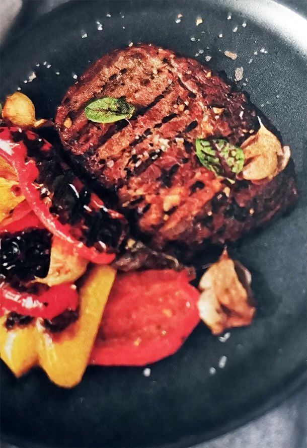 Стейк с клюквенным соусом