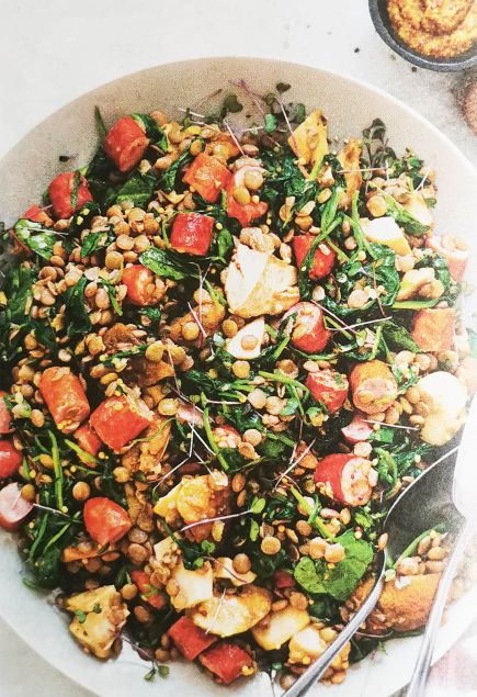 Салат из чечевицы с колбасками и грибами