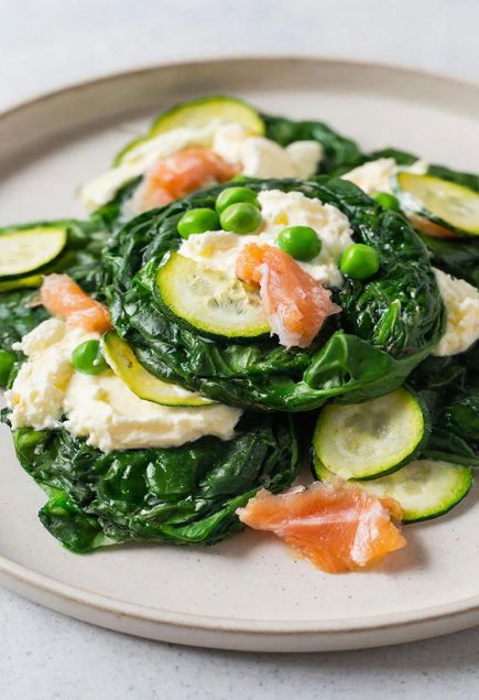 Шпинатные крепы с горошком и рыбой