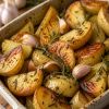 Картошка в духовке с чесноком, травами и румяной корочкой в форме для запекания