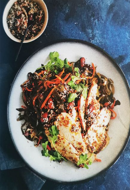 Салат с курицей, морской капустой и азиатской заправкой с кунжутом