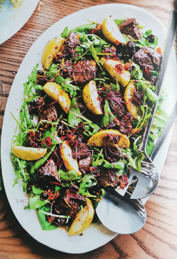 Теплый салат с куриной печенкой и яблоками