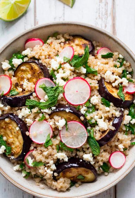 Салат с булгуром, баклажанами и редисом