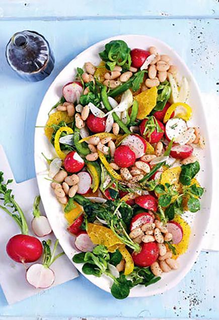 Салат с запеченным редисом, апельсином и белой фасолью