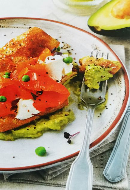 Ржаные блинчики с форелью и сметаной на пюре из авокадо