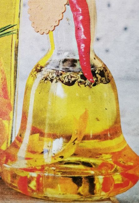 Масло с сушеными травами и перцем чили