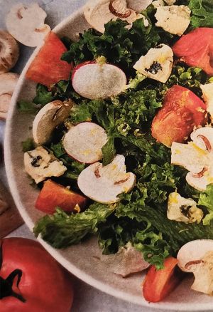 Салат с горгонзолой, шампиньонами и цитрусовыми