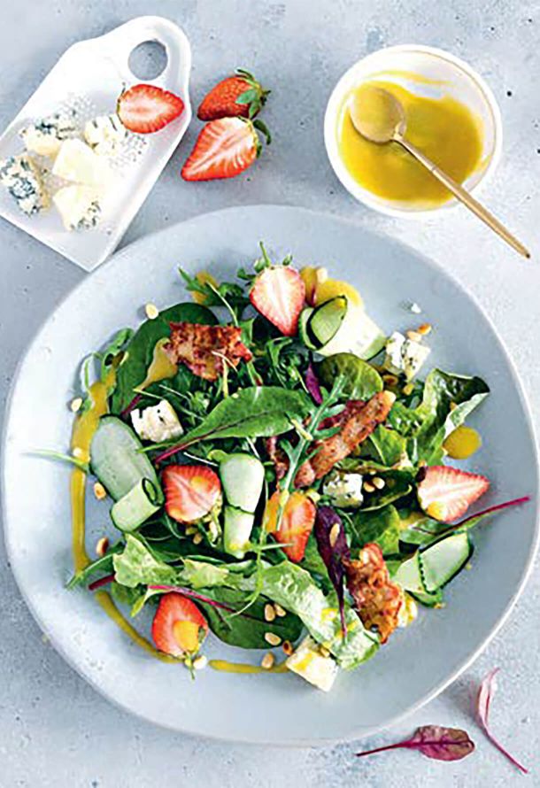 Салат с клубникой, беконом и дорблю