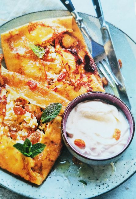 Овсяные блинчики с творогом и изюмом